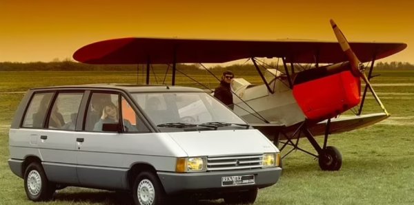 Смятан за бащата на минивановете, това е Espace на Renault. Първоначално е замислен през 70-те години на миналия век от британския дизайнер Фъргюс Полок, който е работил за Chrysler UK. 
Многофункционалното превозно средство се отличава с тяло от фибростъкло върху галванизирана стоманена рамка. Двигателят - първоначално бензинов, по-късно беше последван от дизелови опции. В двата варианта позициониран възможно най-напред, за да се увеличи максимално вътрешното пространство, правейки носа на автомобила много тежък.
Еspace предложи невиждана дотогава гъвкавост със сменяеми и подвижни седалки. Големите прозорци вкараха много светлина, което създаде усещане за още по-големи пространства. Перфектната кола за голямото семейство. Не че това първоначално проработи. Легендата гласи, че през първия месец са продадени само девет бройки. Но после Espace се утвърди като върховен MPV с общо шест поколения. Колекционерски модел ли е? Вероятно не. Версията mk1 рядка ли е? Абсолютно. 